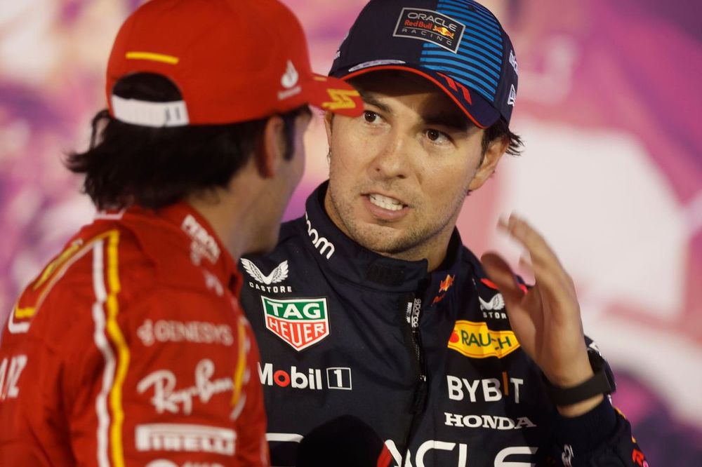 Podio: segundo lugar Sergio Pérez, Red Bull Racing, tercer lugar Carlos Sainz, Scuderia Ferrari