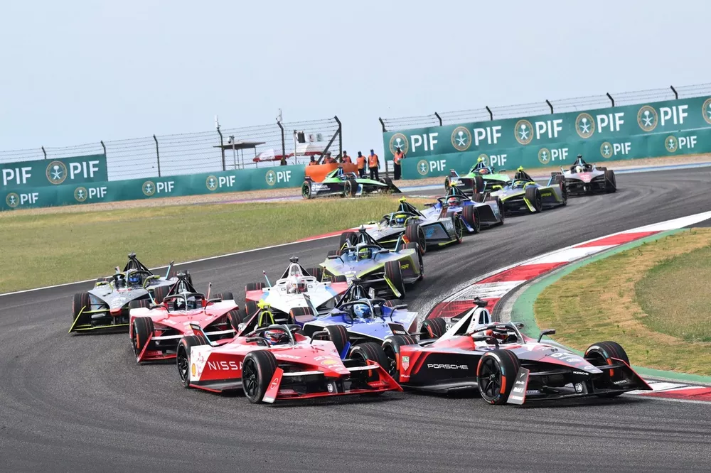 Pascal Wehrlein, Porsche, Porsche 99X Electric Gen3, Oliver Rowland, Nissan Formula E Team, Nissan e-4ORCE 04 