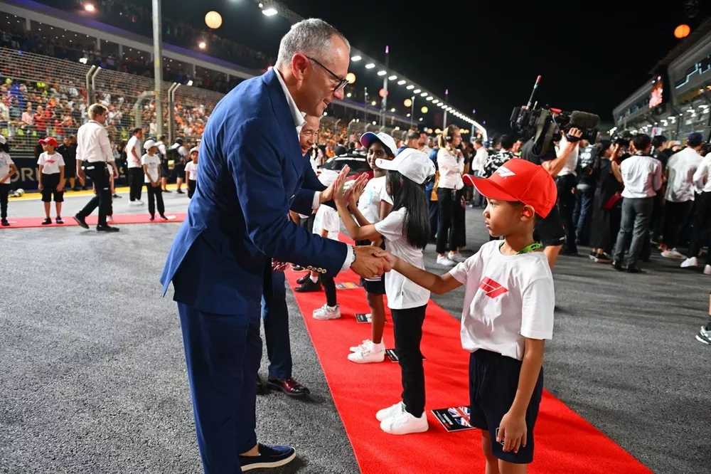 Stefano Domenicali, CEO de la F1, con ni&ntilde;os en la parrilla