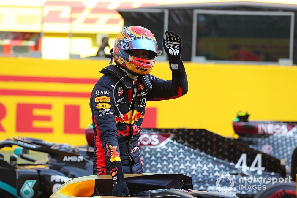 Alex Albon, Red Bull Racing, waves in parc ferme