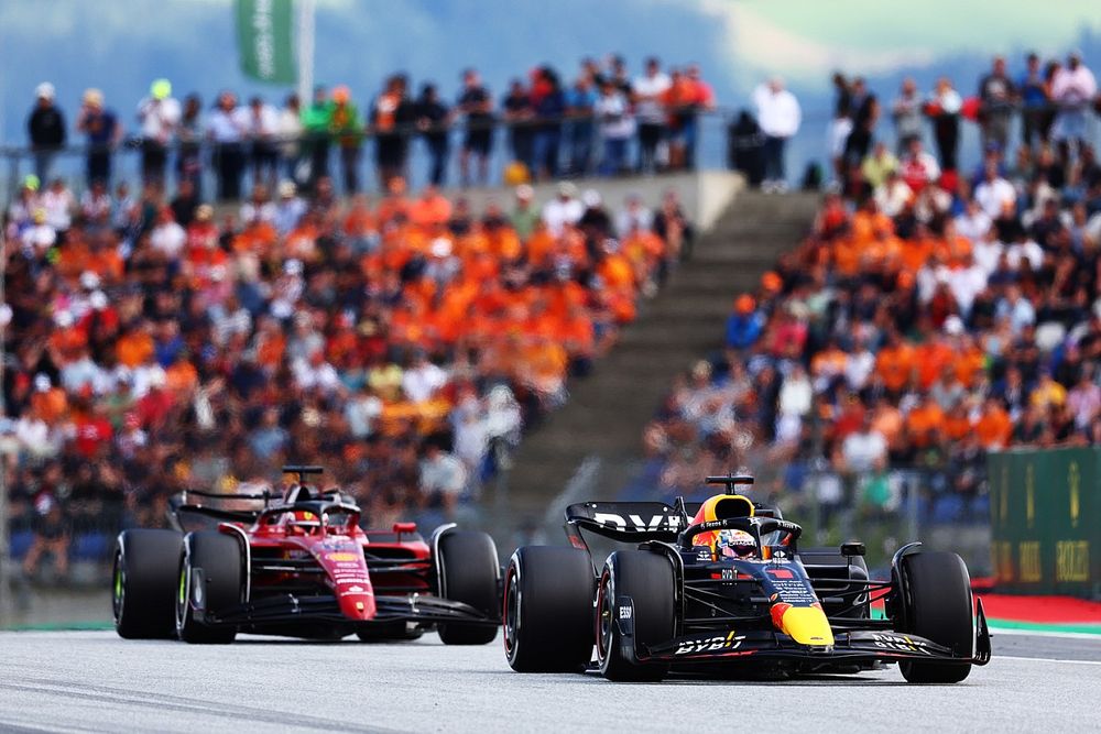 Max Verstappen, Red Bull Racing RB18, Charles Leclerc, Ferrari F1-75 al inicio
