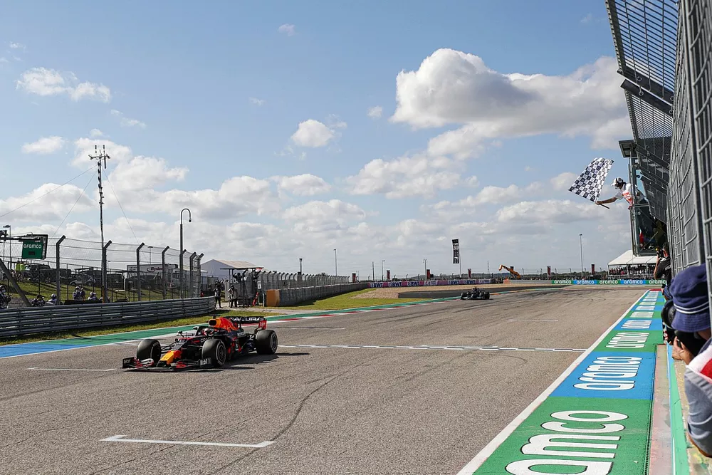Max Verstappen, Red Bull Racing RB16B, 1&deg; posizione, prende la bandiera a scacchi