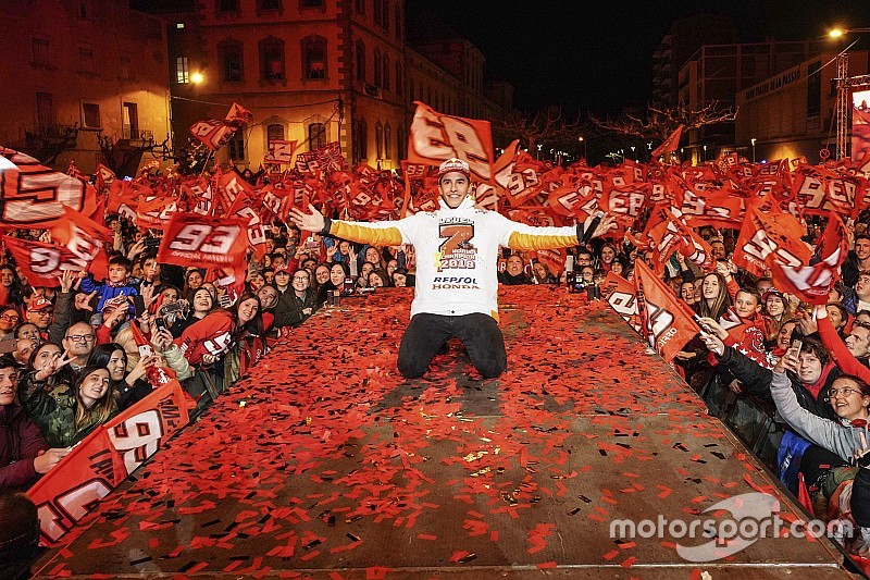 Márquez celebra en Cervera su séptima corona y esquiva las polémicas