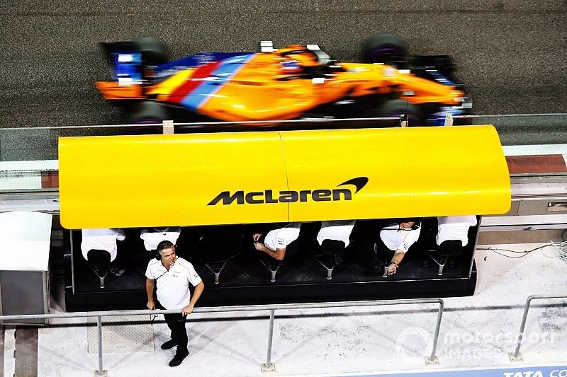 Gil de Ferran, Director Deportivo de McLaren, observa el foso mientras Fernando Alonso, McLaren MCL33, pasa a la pista.