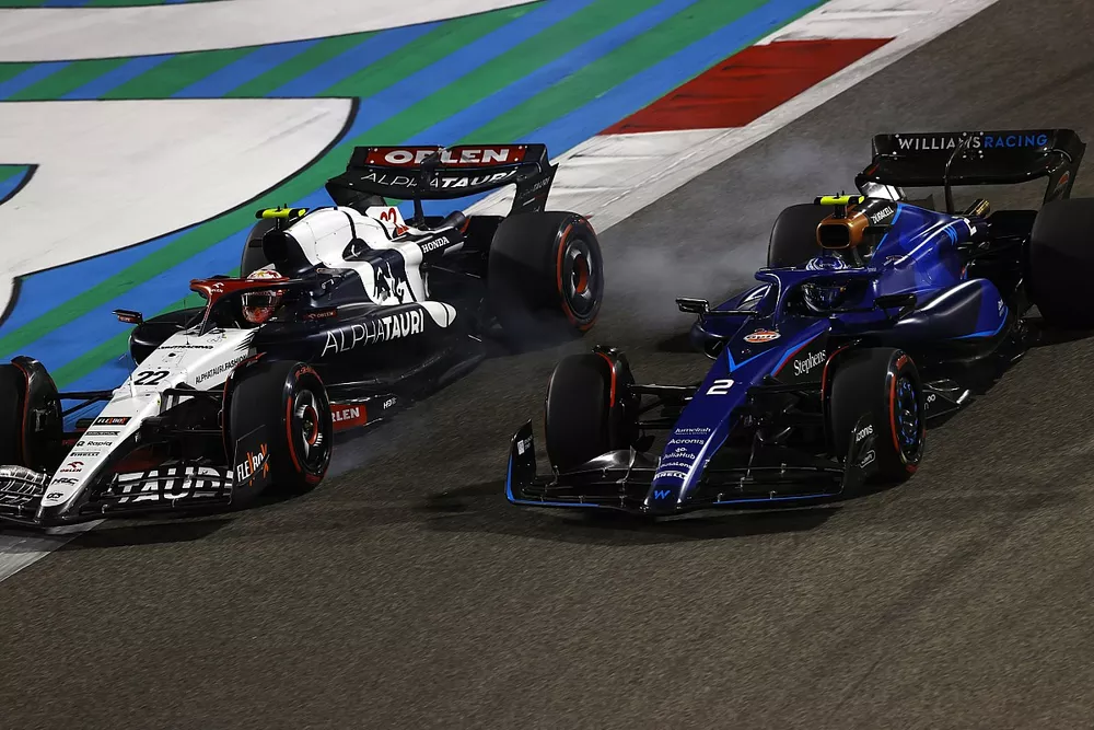 Yuki Tsunoda, AlphaTauri AT04, battles with Logan Sargeant, Williams FW45