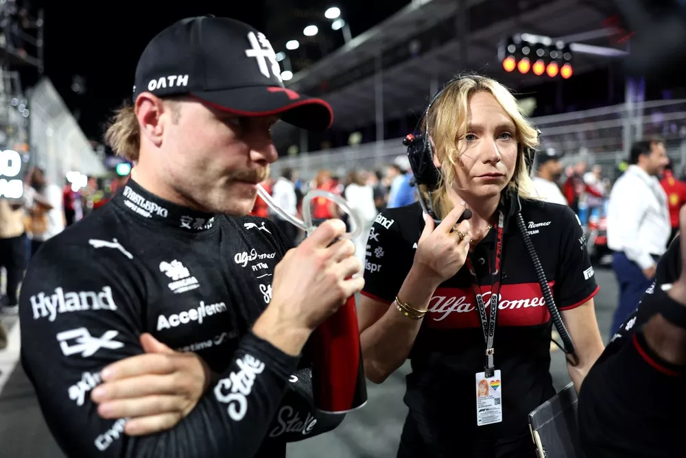 Ruth Buscombe, Alfa Romeo F1 Team Head of Race Strategy and Valtteri Bottas, Alfa Romeo Racing