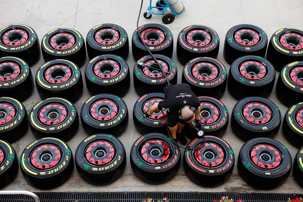 Un miembro del equipo Sauber trabaja con neum&aacute;ticos Pirelli