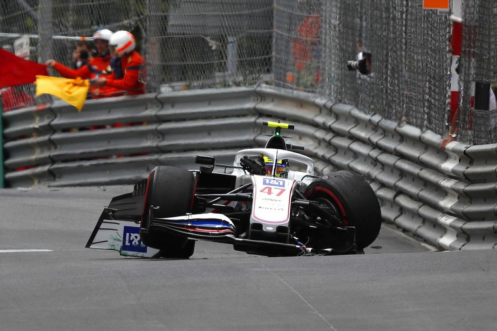 Mick Schumacher, Haas VF-21 choca en la FP3