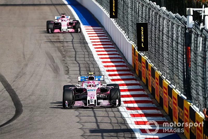 Esteban Ocon, Racing Point Force India VJM11, lidera a  Sergio P&eacute;rez, Racing Point Force India VJM11