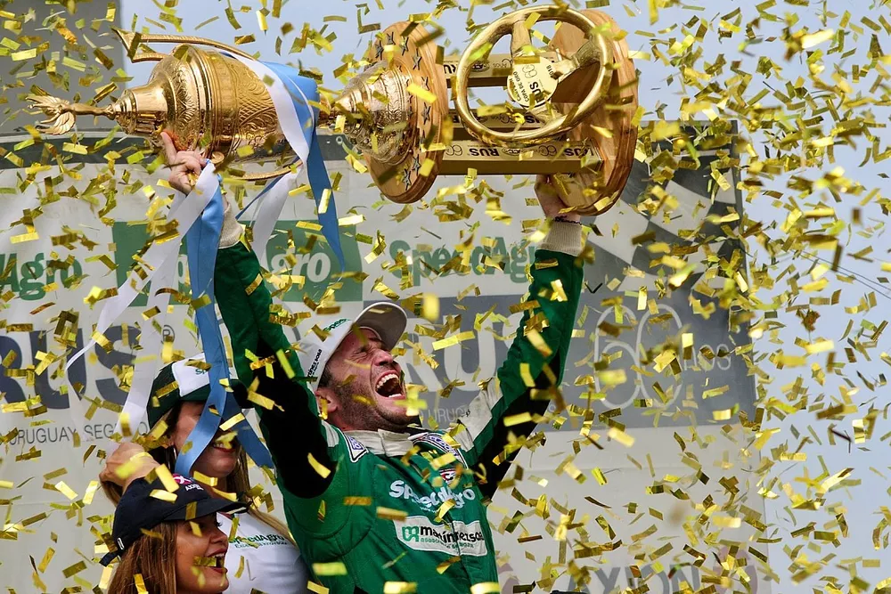 Agust&iacute;n Canapino celebra su tercer campeonato de Turismo Carretera