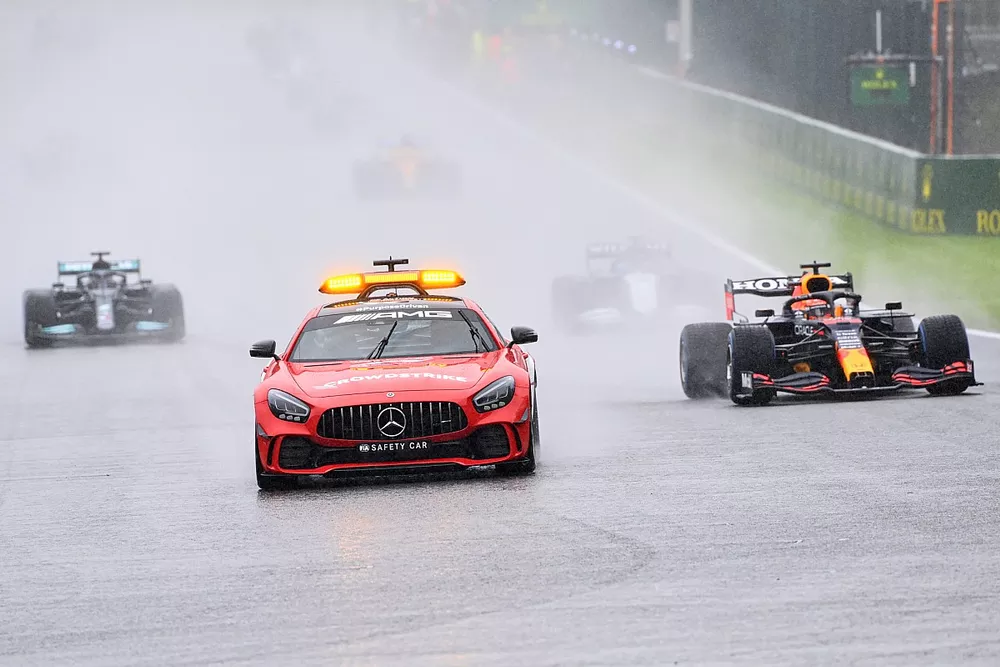 De Safety Car Max Verstappen, Red Bull Racing RB16B, George Russell, Williams FW43B, en Lewis Hamilton, Mercedes W12