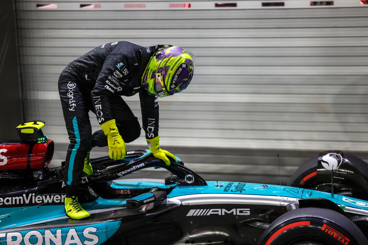 メルセデス、酷暑のシンガポールでドライバーふたりが”オーバーヒート