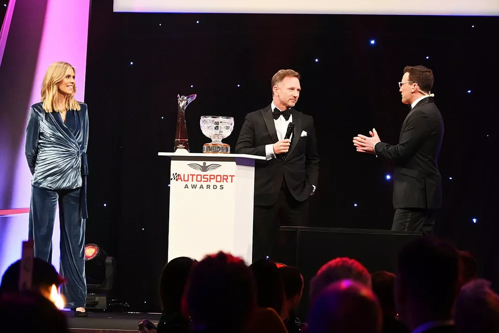 I presentatori Nicky Shields e Will Buxton sul palco con Christian Horner