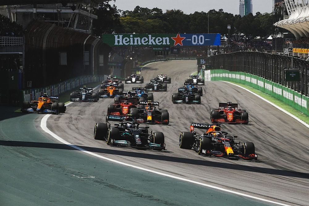Max Verstappen, Red Bull Racing RB16B, Valtteri Bottas, Mercedes W12, Sergio P&eacute;rez, Red Bull Racing RB16B, Charles Leclerc, Ferrari SF21, Carlos Sainz Jr., Ferrari SF21, y el resto del pelot&oacute;n en la salida