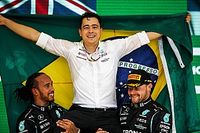 F1: Engenheiro brasileiro da Mercedes acompanha Hamilton no pódio após vitória em Interlagos