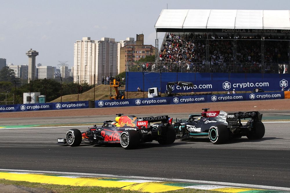 Max Verstappen, Red Bull Racing RB16B, strijdt met Lewis Hamilton, Mercedes W12