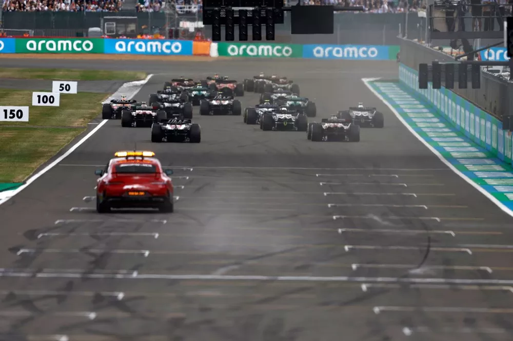 Lando Norris, McLaren MCL60, Max Verstappen, Red Bull Racing RB19, Oscar Piastri, McLaren MCL60, the rest of the field away at the start