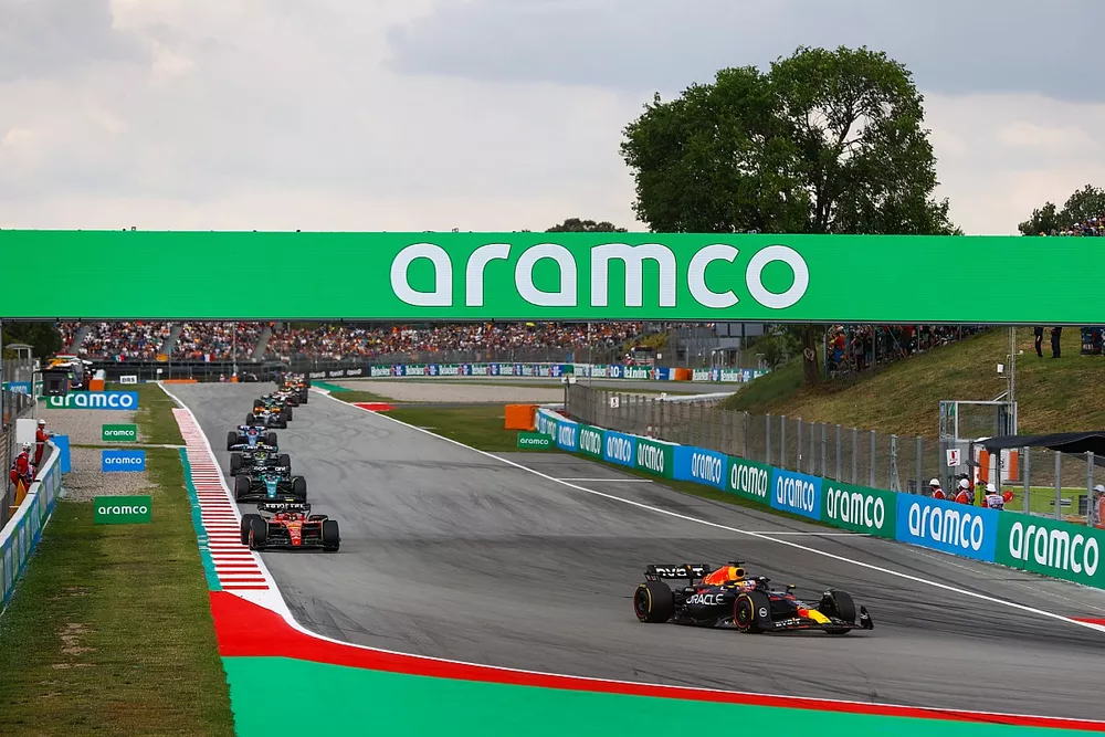 Max Verstappen, Red Bull Racing RB19, Carlos Sainz, Ferrari SF-23, Lance Stroll, Aston Martin AMR23, Lewis Hamilton, Mercedes F1 W14, the rest of the field on the formation lap