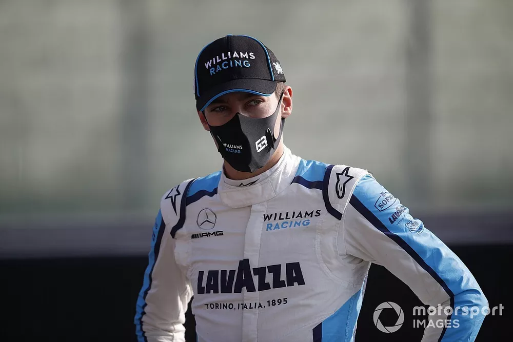 George Russell, Williams Racing, durante la foto de grupo de los pilotos al final de la temporada