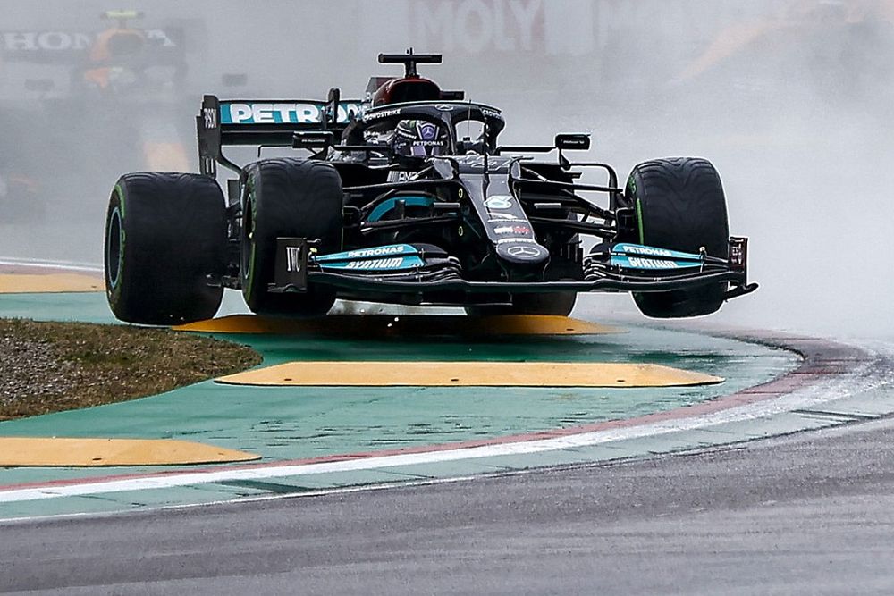 Max Verstappen, Red Bull Racing RB16B, Lewis Hamilton, Mercedes W12, al inicio