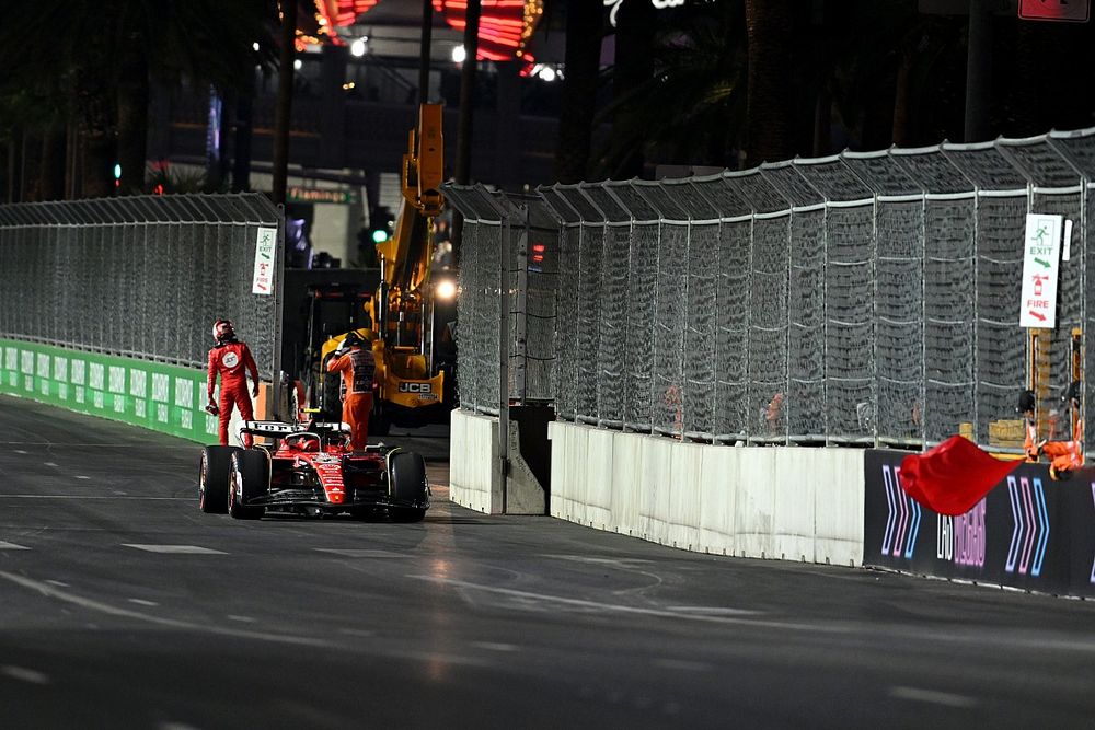 Los oficiales de pista retiran el coche de Carlos Sainz, Ferrari SF-23, del circuito