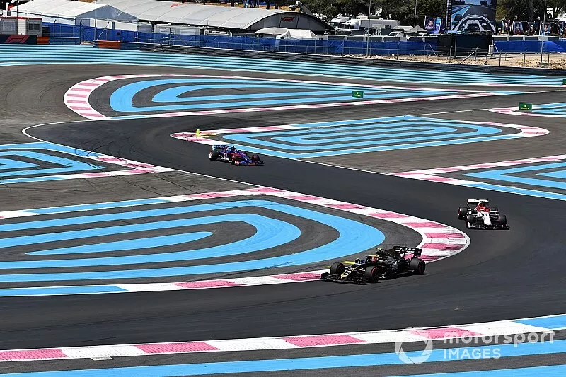 Kevin Magnussen, Haas F1 Team VF-19, devant Kimi Raikkonen, Alfa Romeo Racing C38, et Alexander Albon, Toro Rosso STR14