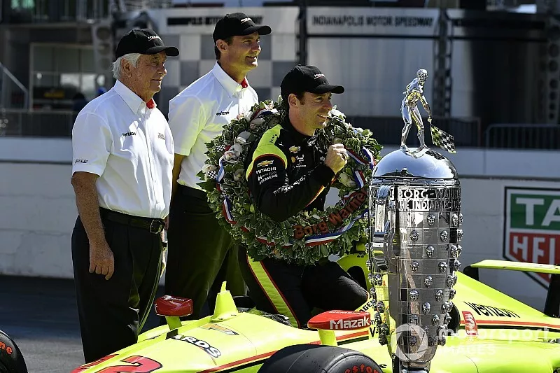 Simon Pagenaud, Team Penske Chevrolet, Tim Cindric and Roger Penske with Borg-Warner trophy