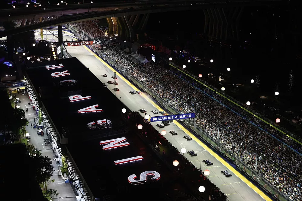 Sergio Perez, Red Bull Racing RB18, Charles Leclerc, Ferrari F1-75, Carlos Sainz, Ferrari F1-75, Lewis Hamilton, Mercedes W13, the rest of the field at the start