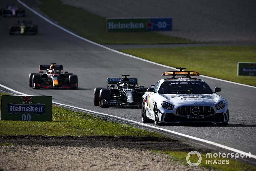 Safety Car Lewis Hamilton, Mercedes F1 W11, Max Verstappen, Red Bull Racing RB16 