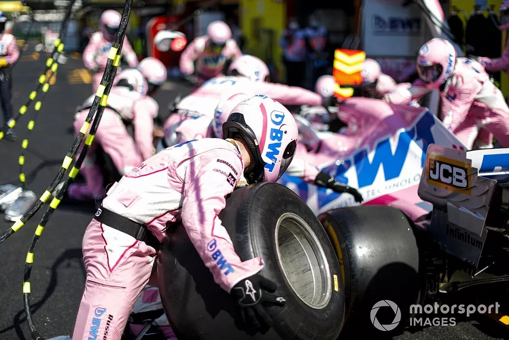 L'&eacute;quipe Racing Point s'entra&icirc;nent aux arr&ecirc;ts aux stands