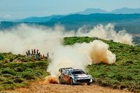 Sébastien Ogier sobrevive al brutal sábado en Cerdeña y se mantiene líder