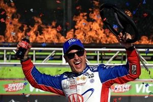 NASCAR CUP: Logano sobrevive al festival de accidentes de Texas y se estrena en 2025