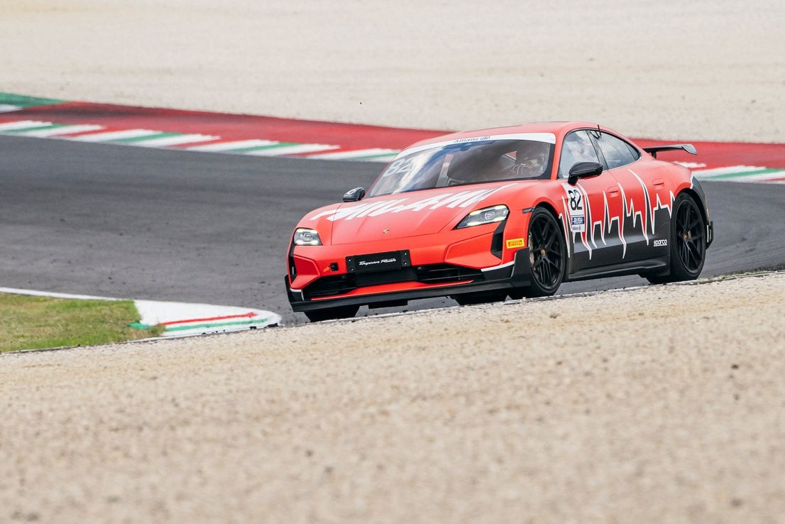 Carrera Cup Italia | Taycan Rush a... cifra tonda a Imola