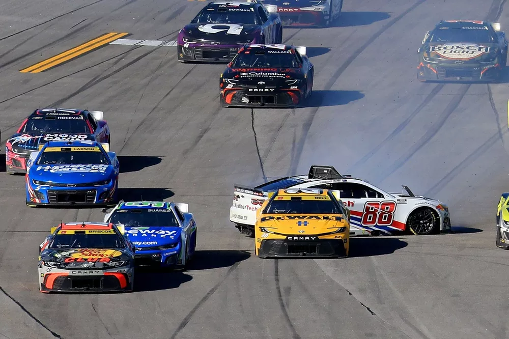 Shane van Gisbergen spins, Trackhouse Racing Chevrolet