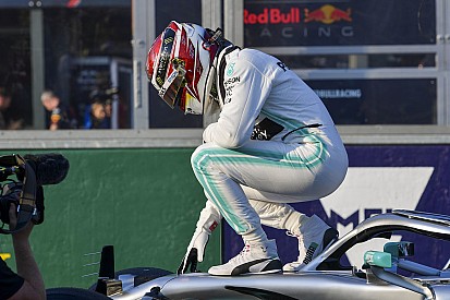 Hamilton logra pole y récord en Australia