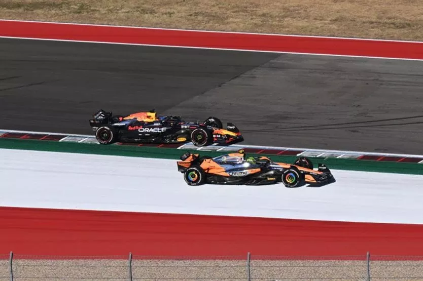 Lando Norris, McLaren MCL38, e Max Verstappen, Red Bull Racing RB20 