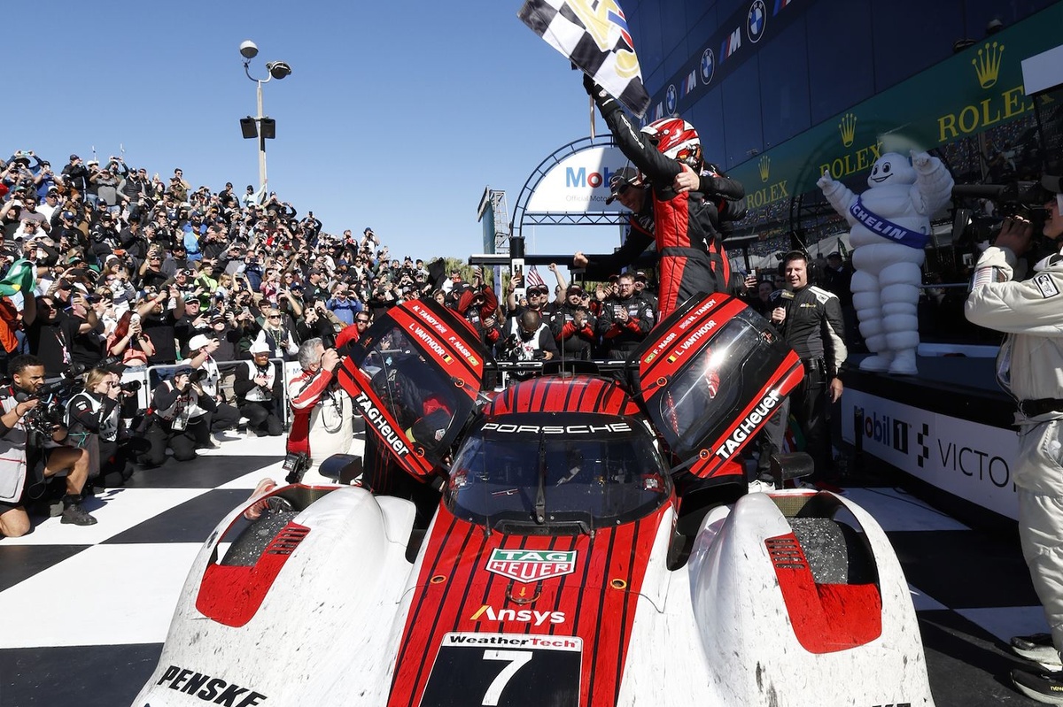 カルーセル 1 レッドルーフイン ポルシェ 935 1981デイトナ24時間優勝 1979年ル・マン24時間レースでクラス優勝を飾った「ポルシェ 935