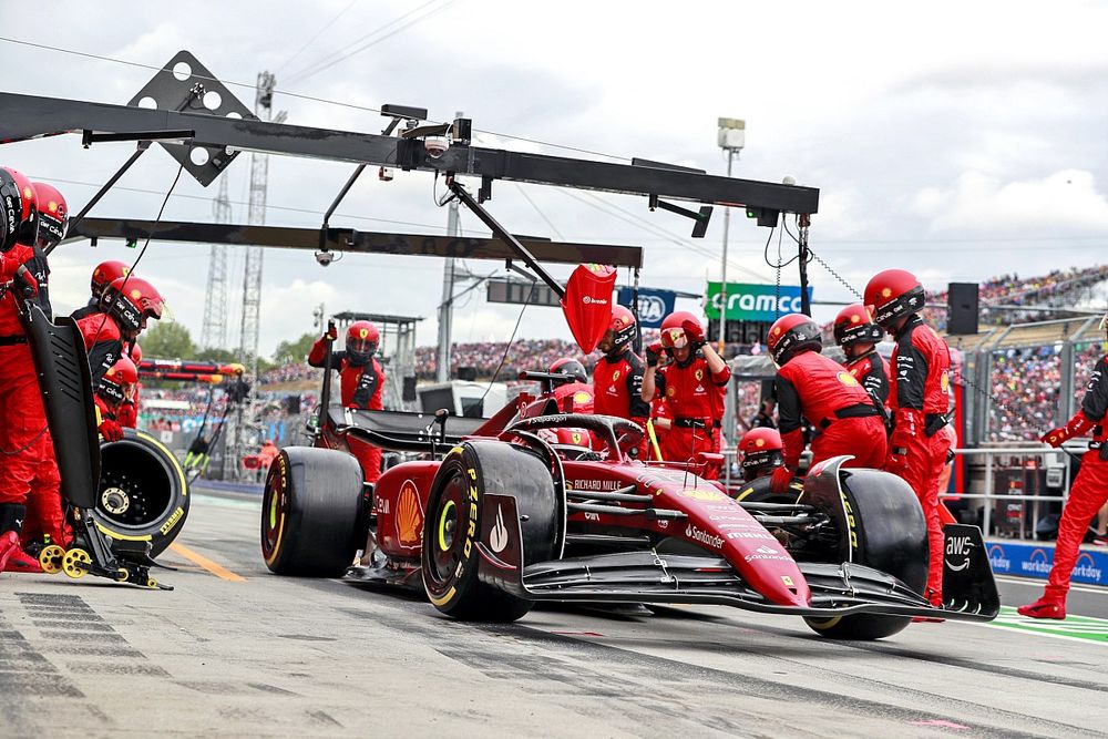 Charles Leclerc, Ferrari F1-75, pit stop