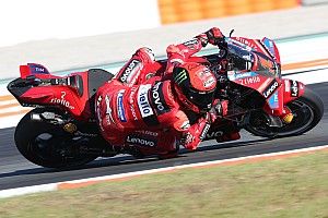 Vinales z karą, Bagnaia z pole position