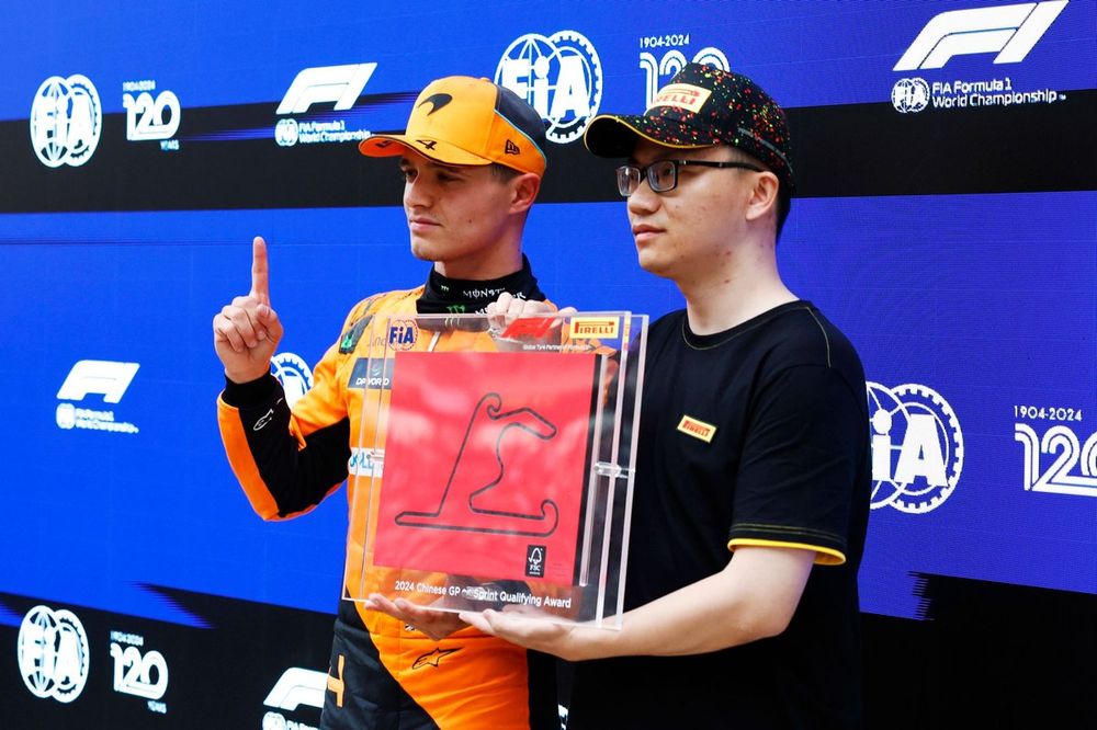Lando Norris, da McLaren F1 Team, recebe o pr&ecirc;mio Pirelli Sprint Qualifying Award