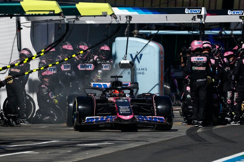Esteban Ocon, Alpine A524, sale de su box tras una parada