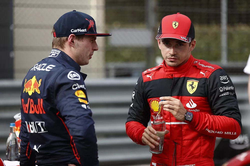 Le vainqueur Max Verstappen, Red Bull Racing, et le deuxi&egrave;me Charles Leclerc, Ferrari, dans le parc ferm&eacute;