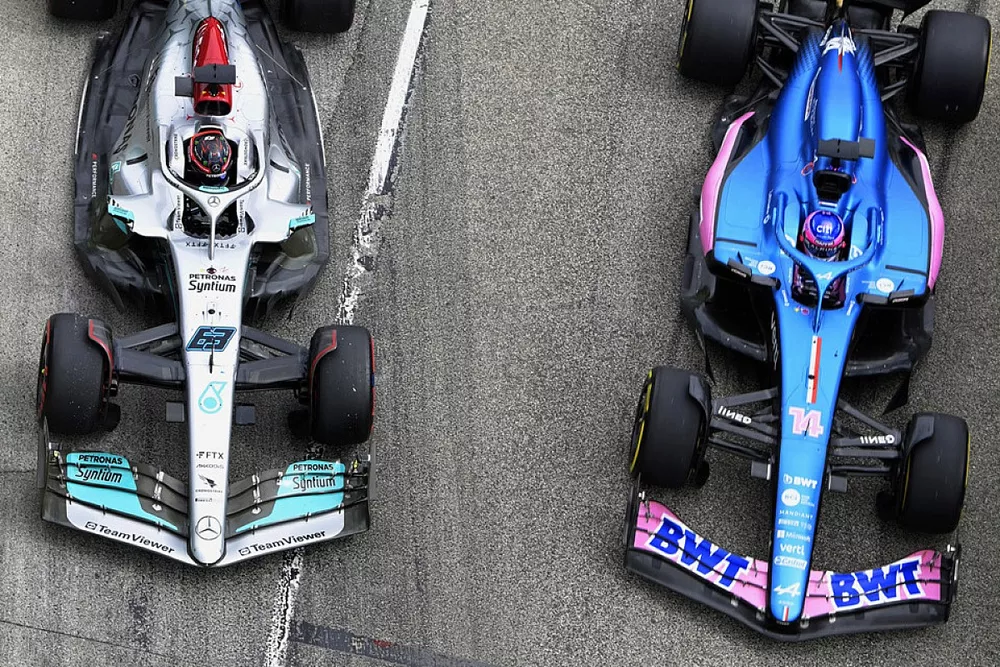 Fernando Alonso, Alpine A522, lucha con George Russell, Mercedes W13