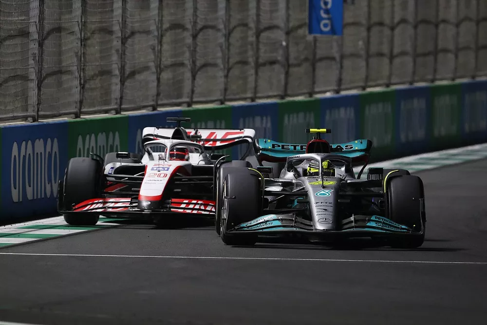 Lewis Hamilton, Mercedes W13, Kevin Magnussen, Haas VF-22