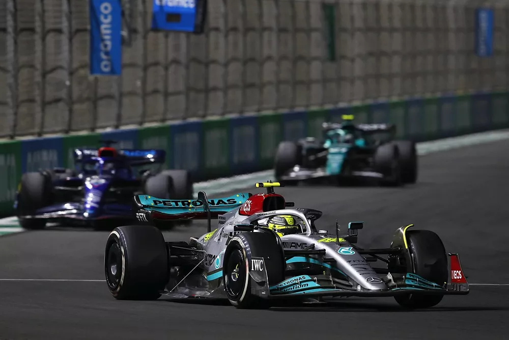 Lewis Hamilton, Mercedes W13, Alex Albon, Williams FW44, Nico Hulkenberg, Aston Martin AMR22