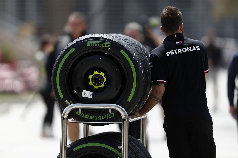 Miembro del equipo Red Bull Racing con ruedas de Pirelli