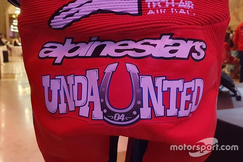 Logo en el mono de Dovizioso