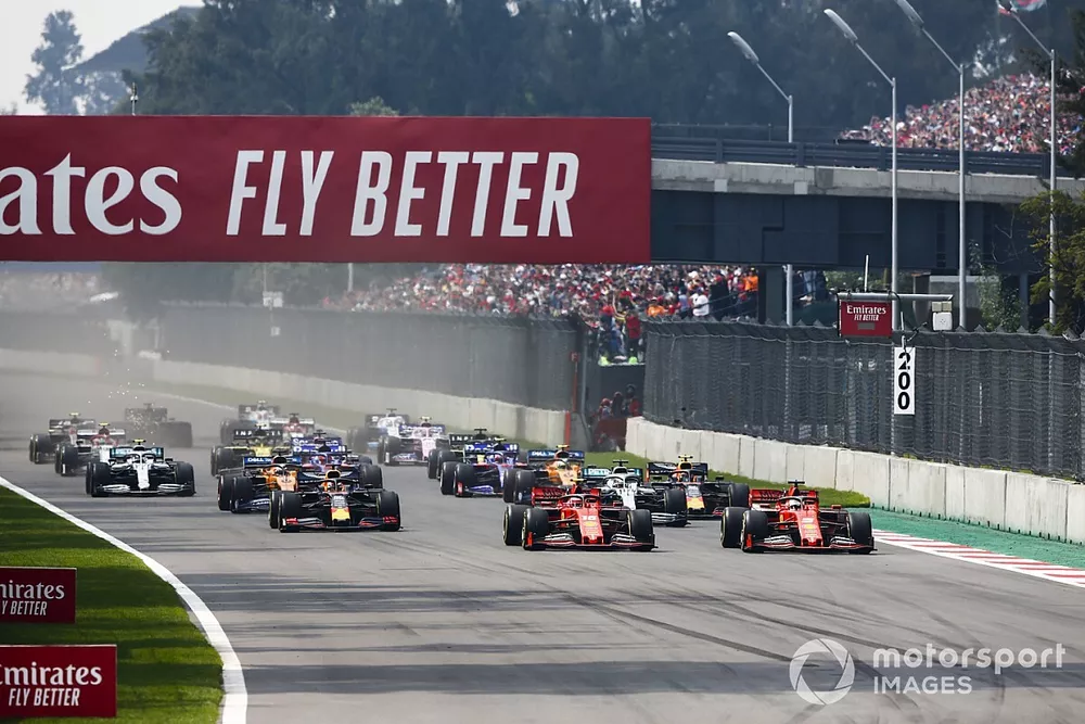 Charles Leclerc, Ferrari SF90, devant Sebastian Vettel, Ferrari SF90, Lewis Hamilton, Mercedes AMG F1 W10, Max Verstappen, Red Bull Racing RB15, Carlos Sainz Jr., McLaren MCL34, et le reste du peloton au d&eacute;part
