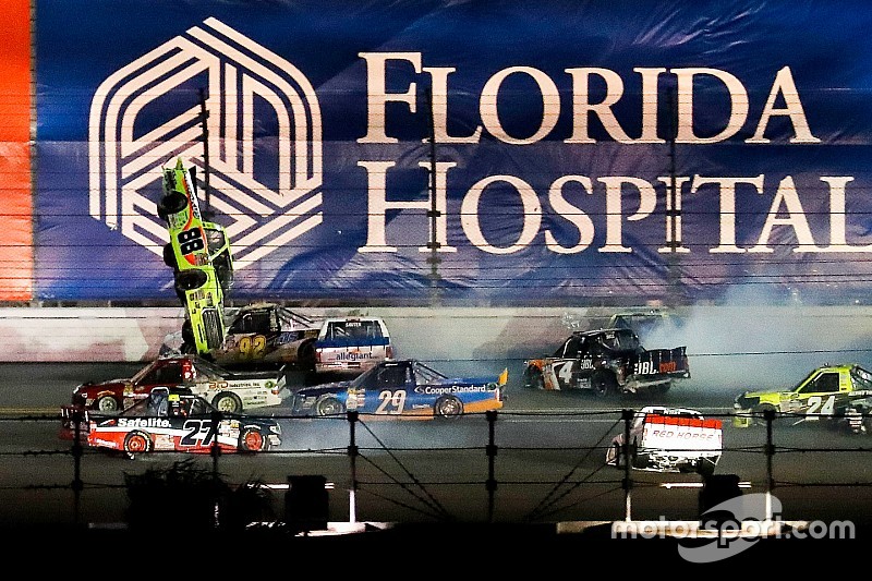 Gran accidente en el final de las Trucks en Daytona