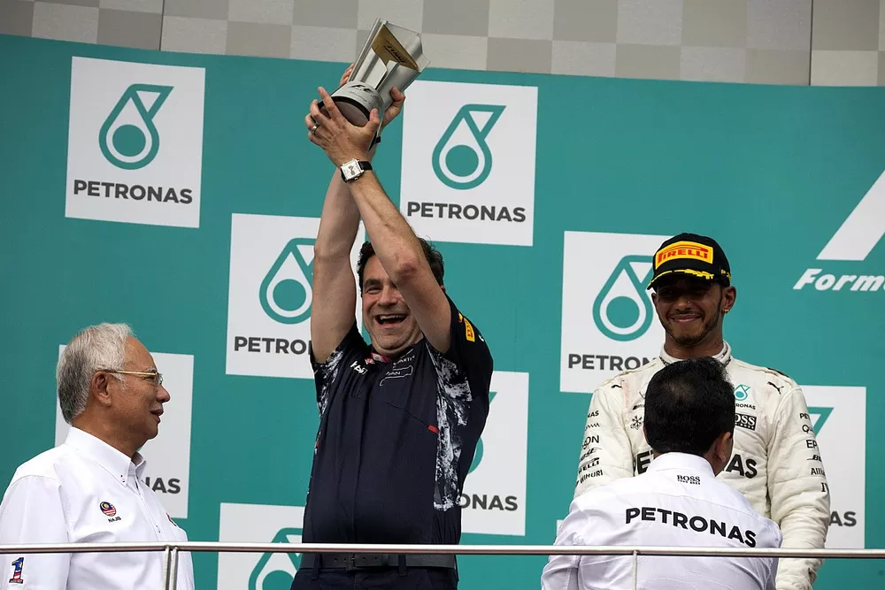 Dan Fallows, Red Bull Racing Head of Aerodynamics viert feest op het podium